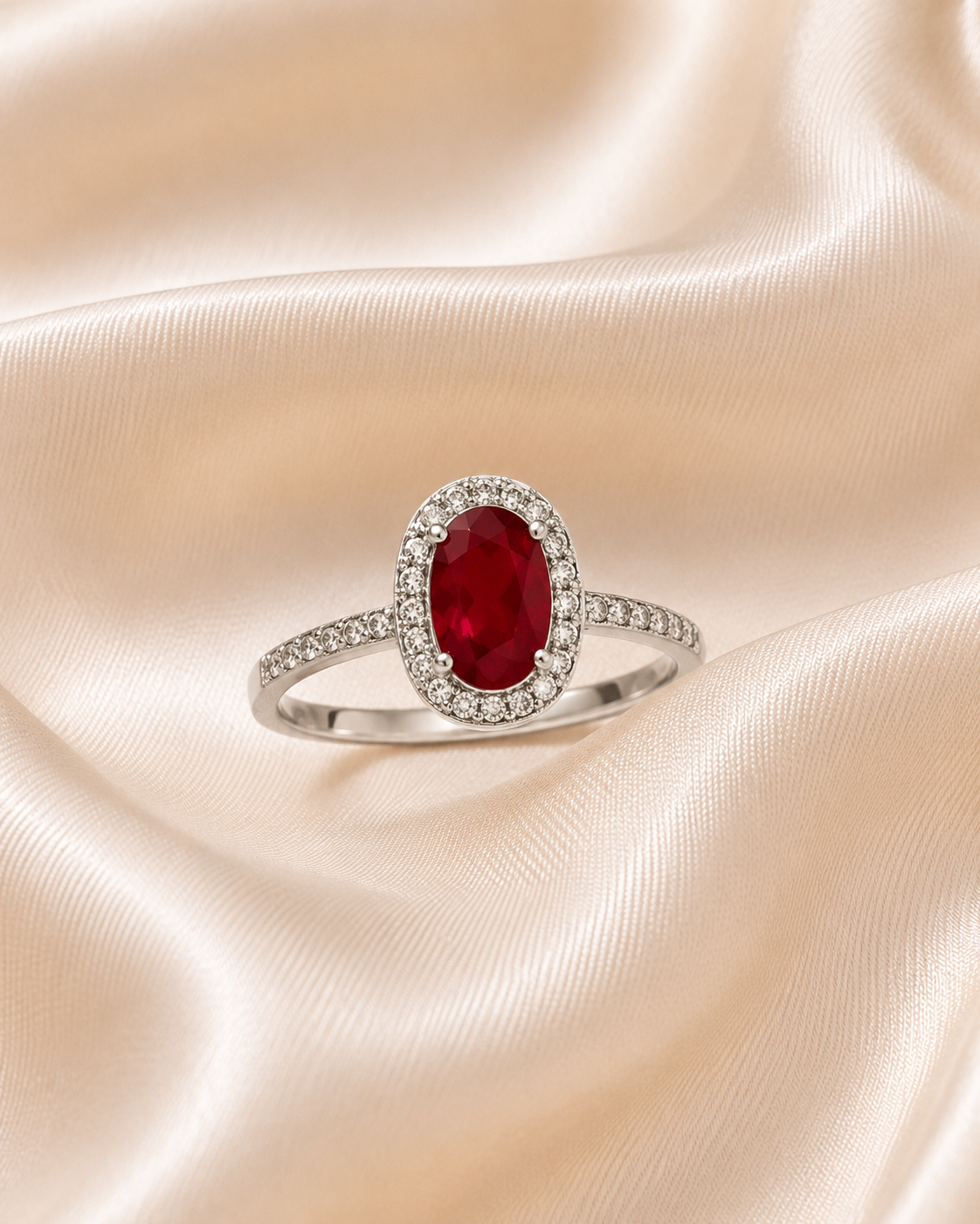 Anel oval vermelho cravejado