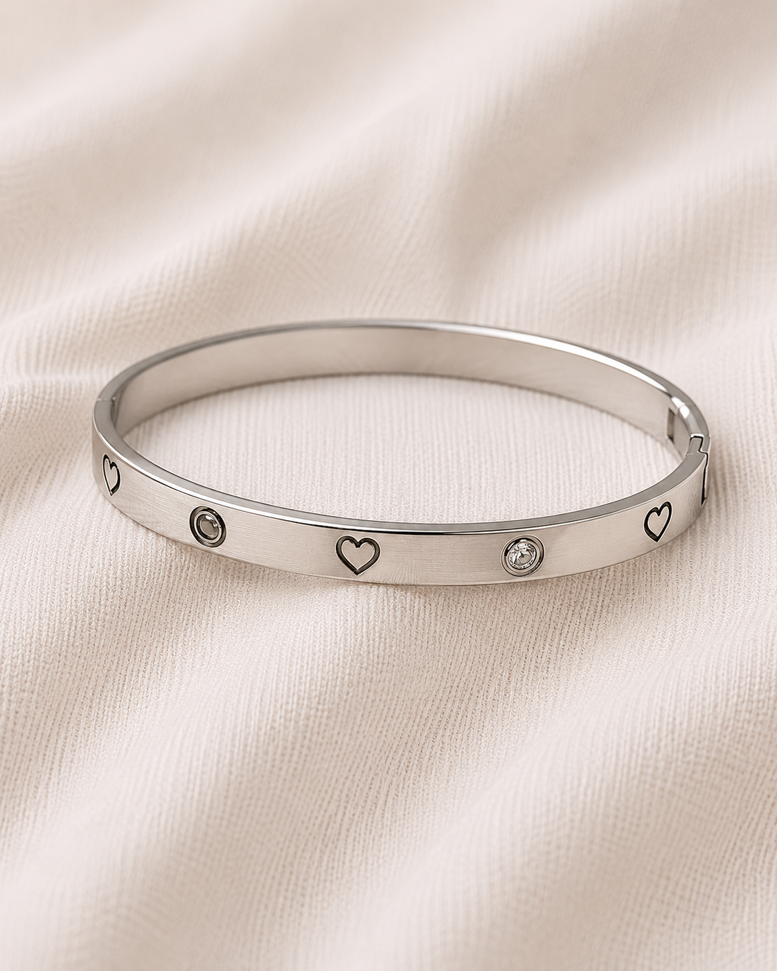 Bracelete detalhes coração aço